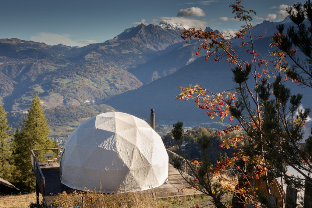 Dormir en plein air cet automne en Suisse.Glamping automne
